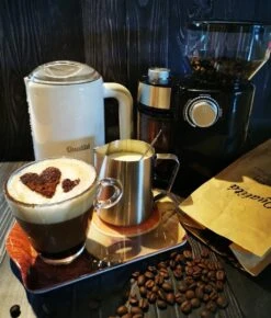 Qualitá® Melkkan Met Art Pen - Barista Melkkannetje - 350 ML - Melkopschuimkannen -Tafelwaren Verkoop 1023x1200 1