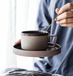 House Of Husk® Keramieke Kop En Schotel Set - Koffiekopjes - Theemokken - Koffiemokken - 250 Ml - Bruin Aardewerk -Tafelwaren Verkoop 1161x1200