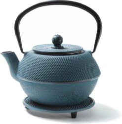 Tealøv THEE SET 1,1 LITER GIETIJZER | COMPLETE SET IN GESCHENKDOOS | Gietijzeren Theepot Met Roestvrijstalen Zeef, Gietijzeren Theekopjes En Onderzetter | In Authentiek Japanse Stijl | Arare Blauw 12 Tealøv THEE SET 1,1 LITER GIETIJZER | COMPLETE SET IN GESCHENKDOOS | Gietijzeren Theepot Met Roestvrijstalen Zeef, Gietijzeren Theekopjes En Onderzetter | In Authentiek Japanse Stijl | Arare Blauw -Tafelwaren Verkoop 1187x1200