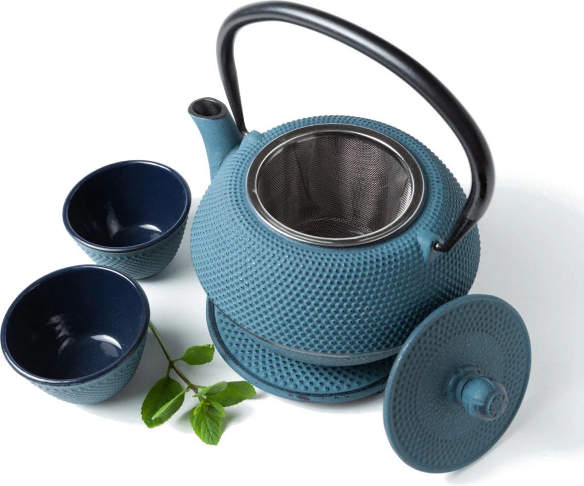 Tealøv THEE SET 1,1 LITER GIETIJZER | COMPLETE SET IN GESCHENKDOOS | Gietijzeren Theepot Met Roestvrijstalen Zeef, Gietijzeren Theekopjes En Onderzetter | In Authentiek Japanse Stijl | Arare Blauw 2 Tealøv THEE SET 1,1 LITER GIETIJZER | COMPLETE SET IN GESCHENKDOOS | Gietijzeren Theepot Met Roestvrijstalen Zeef, Gietijzeren Theekopjes En Onderzetter | In Authentiek Japanse Stijl | Arare Blauw - Afbeelding 2