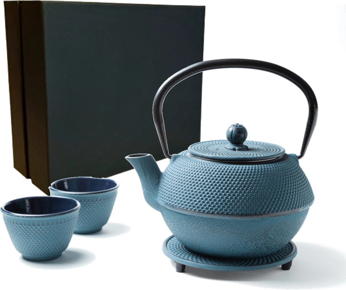 Tealøv THEE SET 1,1 LITER GIETIJZER | COMPLETE SET IN GESCHENKDOOS | Gietijzeren Theepot Met Roestvrijstalen Zeef, Gietijzeren Theekopjes En Onderzetter | In Authentiek Japanse Stijl | Arare Blauw 1 Tealøv THEE SET 1,1 LITER GIETIJZER | COMPLETE SET IN GESCHENKDOOS | Gietijzeren Theepot Met Roestvrijstalen Zeef, Gietijzeren Theekopjes En Onderzetter | In Authentiek Japanse Stijl | Arare Blauw
