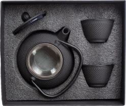 Tealøv THEE SET 800 ML GIETIJZER | COMPLETE SET IN GESCHENKDOOS | Gietijzeren Theepot Met Roestvrijstalen Zeef, Gietijzeren Theekopjes En Onderzetter | In Authentiek Japanse Stijl | Arare Zwart -Tafelwaren Verkoop 1200x1011