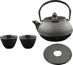 SakuraTea - Theepot Set - 4-delig - Gietijzer - Zwart - 0.8L - 2 Kopjes (100ml) -Tafelwaren Verkoop 1200x1068 1