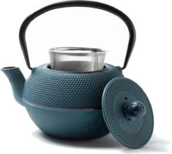 Tealøv THEE SET 1,1 LITER GIETIJZER | COMPLETE SET IN GESCHENKDOOS | Gietijzeren Theepot Met Roestvrijstalen Zeef, Gietijzeren Theekopjes En Onderzetter | In Authentiek Japanse Stijl | Arare Blauw 17 Tealøv THEE SET 1,1 LITER GIETIJZER | COMPLETE SET IN GESCHENKDOOS | Gietijzeren Theepot Met Roestvrijstalen Zeef, Gietijzeren Theekopjes En Onderzetter | In Authentiek Japanse Stijl | Arare Blauw -Tafelwaren Verkoop 1200x1075 1