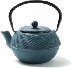 Tealøv THEE SET 1,1 LITER GIETIJZER | COMPLETE SET IN GESCHENKDOOS | Gietijzeren Theepot Met Roestvrijstalen Zeef, Gietijzeren Theekopjes En Onderzetter | In Authentiek Japanse Stijl | Arare Blauw 16 Tealøv THEE SET 1,1 LITER GIETIJZER | COMPLETE SET IN GESCHENKDOOS | Gietijzeren Theepot Met Roestvrijstalen Zeef, Gietijzeren Theekopjes En Onderzetter | In Authentiek Japanse Stijl | Arare Blauw -Tafelwaren Verkoop 1200x1135 2