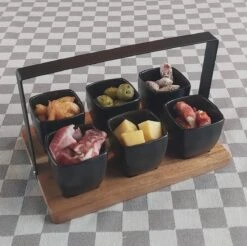 Mica Decorations - Luxe Tapas Set - 6 Zwarte Tapas Schaaltjes Op Houten Tapasplank - Servies - Borrelplank Olijfhout -Tafelwaren Verkoop 1200x1197 13