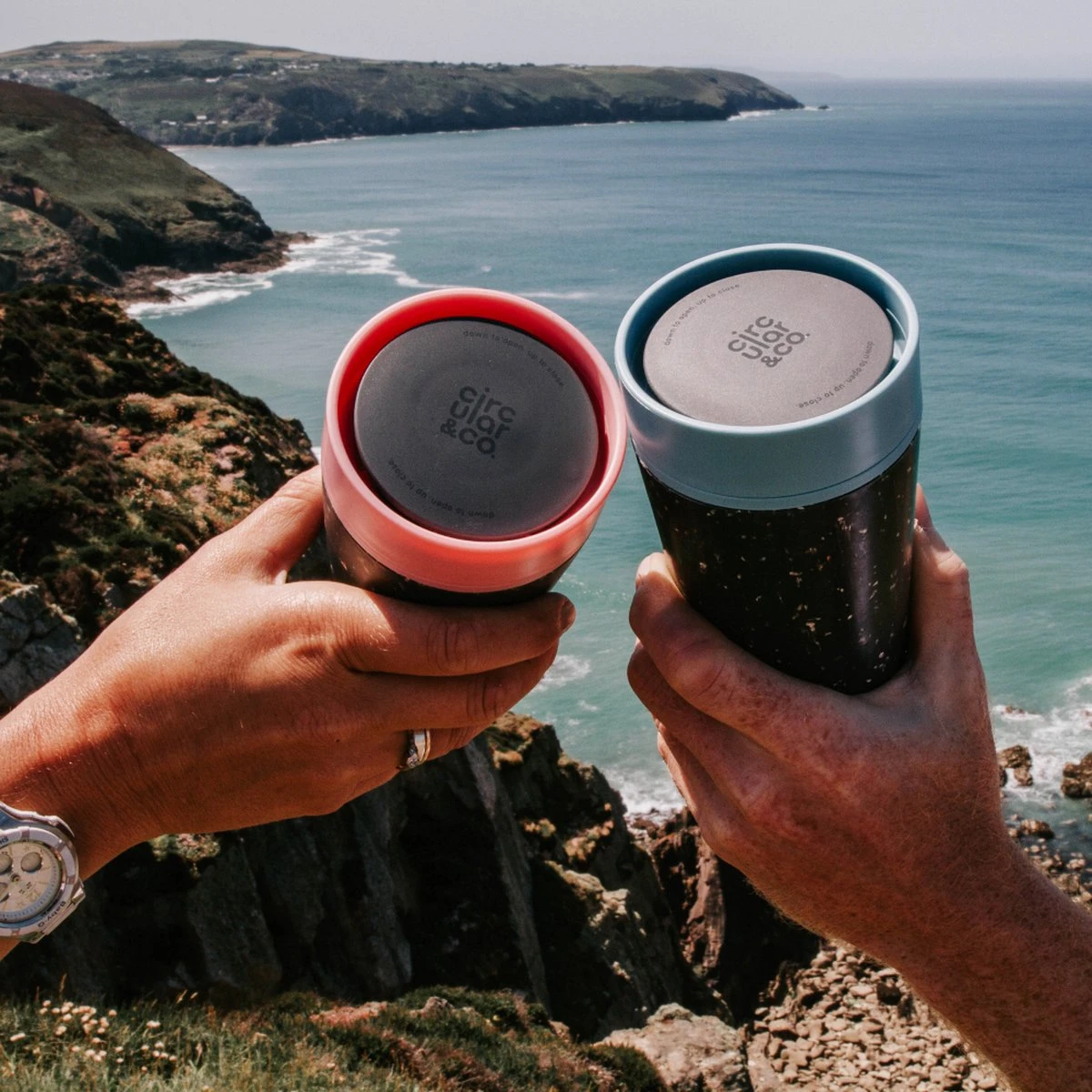 Circular & Co - Travel Mug - Koffiebeker To Go - Coffee To Go Beker - 340 Ml - Crème - Zwart - 12oz - Duurzaam 7 Circular & Co - Travel Mug - Koffiebeker To Go - Coffee To Go Beker - 340 Ml - Crème - Zwart - 12oz - Duurzaam - Afbeelding 7