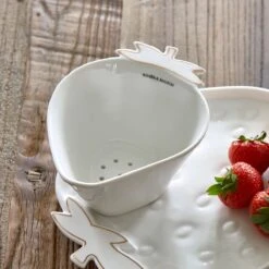 Riviera Maison Fruitvergiet, Aardbeien Zeef - Tasty Strawberry Colander - Wit / Goud - Porselein - 1 Stuk -Tafelwaren Verkoop 1200x1200 570
