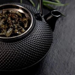 Lumaland - Thee Set - Theeservies - 1x Gietijzeren Theepot (1,4L), 1x Bamboe Doseerlepel, 1x Edelstalen Zeef -Tafelwaren Verkoop 1200x1200 649