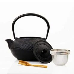 Lumaland - Thee Set - Theeservies - 1x Gietijzeren Theepot (1,4L), 1x Bamboe Doseerlepel, 1x Edelstalen Zeef -Tafelwaren Verkoop 1200x1200 651