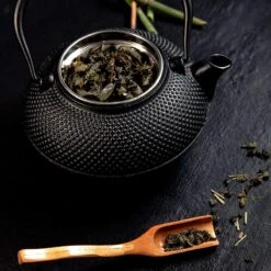 Lumaland - Thee Set - Theeservies - 1x Gietijzeren Theepot (1,4L), 1x Bamboe Doseerlepel, 1x Edelstalen Zeef -Tafelwaren Verkoop 1200x1200 652