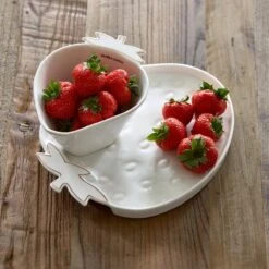 Riviera Maison Serveerschaal Aardbei, Zomers Serveerbord Voor Fruit - Tasty Strawberry Serving Dish - Wit / Goud - Porselein - 1 Stuk -Tafelwaren Verkoop 1200x1200 796