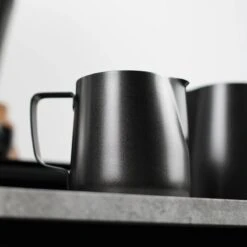 Melkopschuimkannetje Essentials - Zwart - 350ml - Melkkannetje Opschuim - Melkkannetje RVS - Melkkan -Tafelwaren Verkoop 1200x1200 845