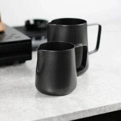 Melkopschuimkannetje Essentials - Zwart - 350ml - Melkkannetje Opschuim - Melkkannetje RVS - Melkkan -Tafelwaren Verkoop 1200x1200 846