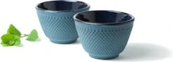 Tealøv THEE SET 1,1 LITER GIETIJZER | COMPLETE SET IN GESCHENKDOOS | Gietijzeren Theepot Met Roestvrijstalen Zeef, Gietijzeren Theekopjes En Onderzetter | In Authentiek Japanse Stijl | Arare Blauw 11 Tealøv THEE SET 1,1 LITER GIETIJZER | COMPLETE SET IN GESCHENKDOOS | Gietijzeren Theepot Met Roestvrijstalen Zeef, Gietijzeren Theekopjes En Onderzetter | In Authentiek Japanse Stijl | Arare Blauw -Tafelwaren Verkoop 1200x431