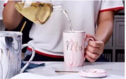 Merkloos Set Van 2 Mokken - Mok Set - Couple Mok - Koffiemok - Koffiebeker - Beker - Mokken En Bekers - Beker Met Lepel En Deksel - 400 Ml - Keramiek - Mr./Mrs. - Blauw/roze -Tafelwaren Verkoop 1200x752