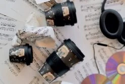 Quy Cup - 90ml Ecologische Reis Beker - Espressobeker “Peanuts Snoopy Music” Met Zwarte Siliconen Deksel -Tafelwaren Verkoop 1200x811 1