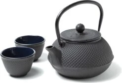 Tealøv THEE SET 800 ML GIETIJZER | COMPLETE SET IN GESCHENKDOOS | Gietijzeren Theepot Met Roestvrijstalen Zeef, Gietijzeren Theekopjes En Onderzetter | In Authentiek Japanse Stijl | Arare Zwart -Tafelwaren Verkoop 1200x812 1