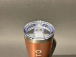 KOFFIE TO GO BEKER | COFFEE TO GO GOUD/ ROZE -Tafelwaren Verkoop 1200x899