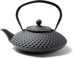 Tealøv THEE SET 1,25 LITER GIETIJZER | COMPLETE SET IN GESCHENKDOOS | Gietijzeren Theepot Met Roestvrijstalen Zeef, Gietijzeren Theekopjes En Onderzetter | In Authentiek Japanse Stijl | Kambin Zwart -Tafelwaren Verkoop 1200x957 2