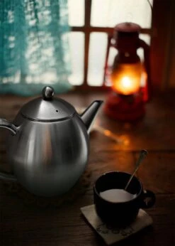 Vaja Valerie - Theepot Met Filter - Dubbelwandig - RVS - 1.2L -Tafelwaren Verkoop 857x1200 1